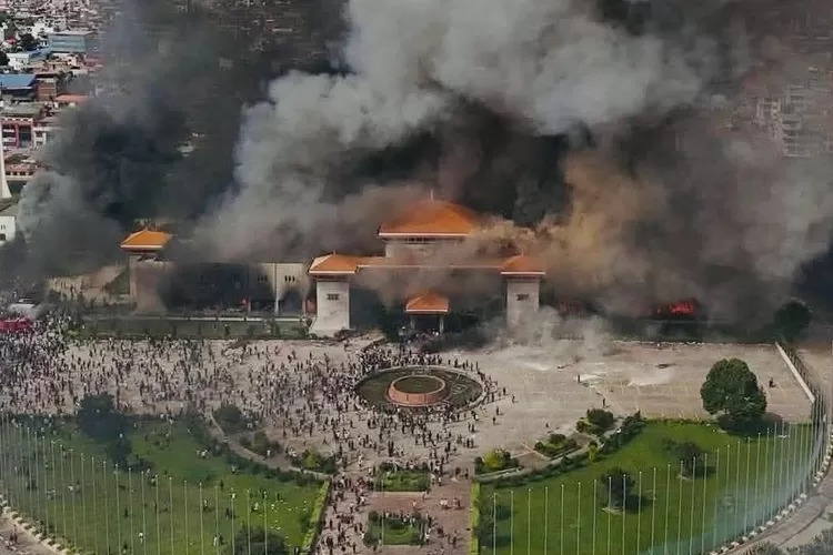Ribuan Massa Nepal Bakar Gedung DPR Usai Pemerintah Larang Medsos